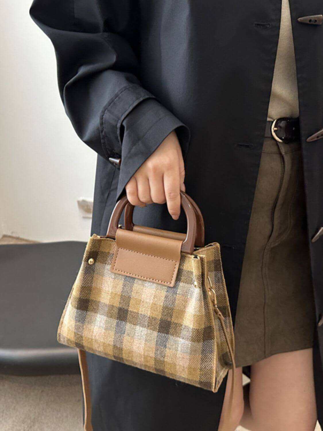 Contrast Plaid Trapezoid Shape Crossbody BagThis statement-making Contrast Plaid Crossbody Bag combines style and functionality. Made of durable PU leather and polyester, it's perfect for everyday use. Its medHandbagPlush Fashion ShopPlush Fashion ShopContrast Plaid Trapezoid Shape Crossbody Bag